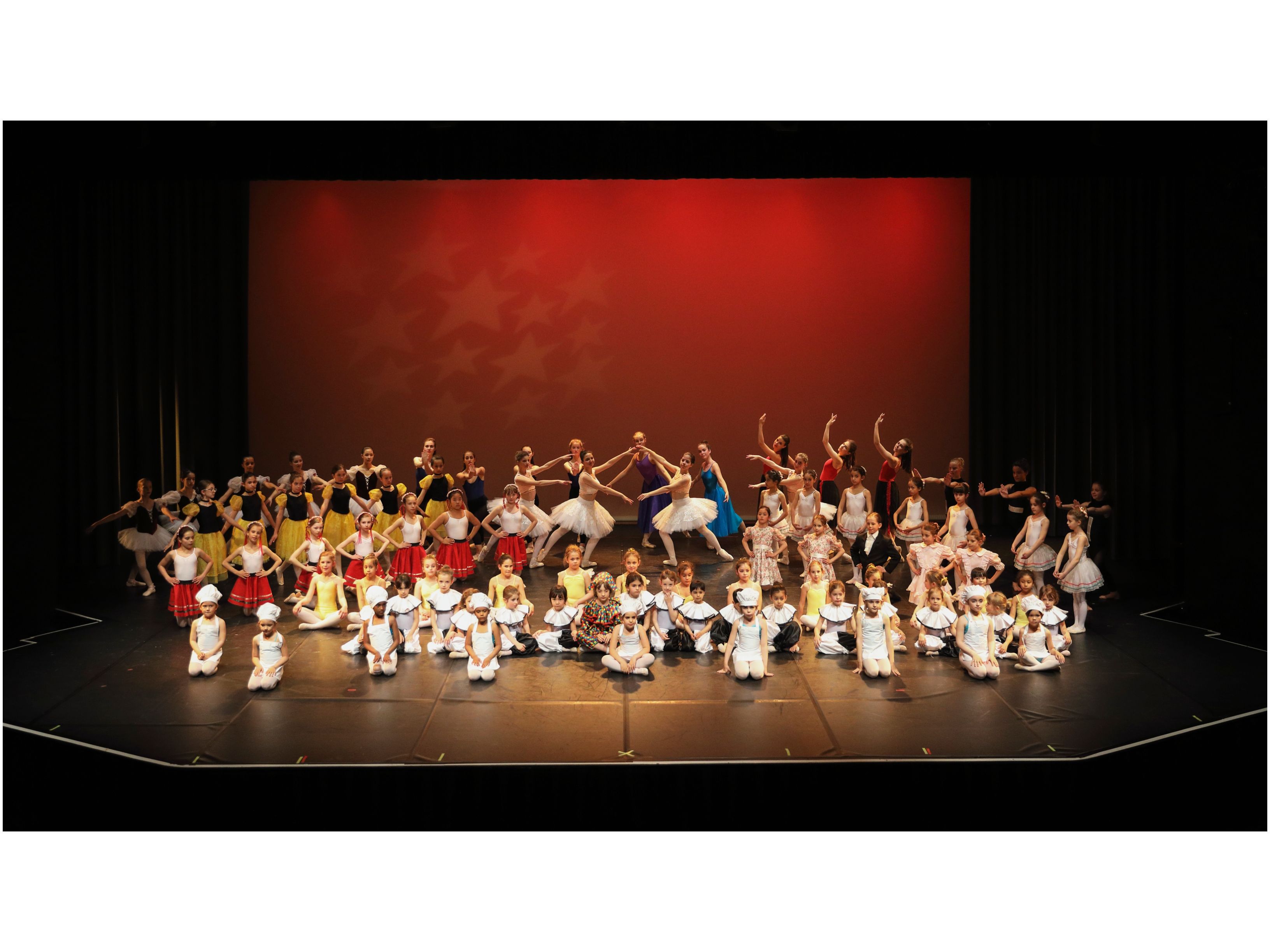 Tous les élèves de l'école réunis sur scène — spectacle 2017